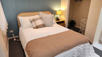Iron/ironing board, bed sheets