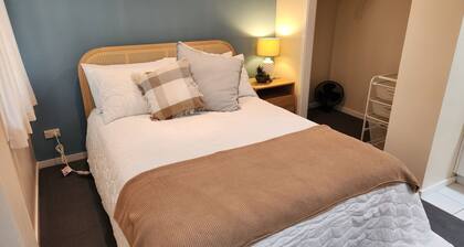La Bella! Small self-contained studio suitable for traveller.
