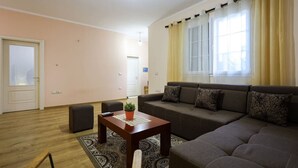 Una sala de estar con un sofá, una mesa de centro y una puerta.