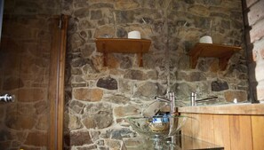 Serviettes fournies, papier toilette