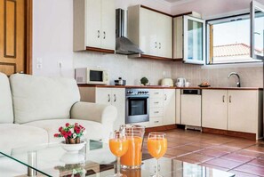 Geladeira, micro-ondas, fogão, lava-louças