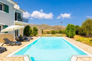 Pool - a beautiful holiday home located in Katelios, Kefalonia (Katelios)