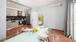 A modern kitchen with a dining area. - a beautiful holiday home located in Katelios, Kefalonia (Katelios)