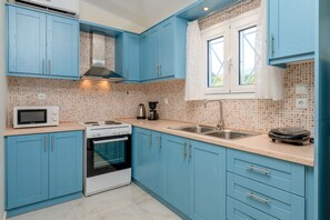 Geladeira, micro-ondas, fogão, cafeteira/chaleira