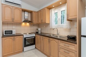 Fridge, microwave, oven, coffee/tea maker - peaceful Kefalonia villa with private pool (Spartia)