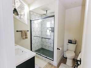 Dusche, Haartrockner, Handtücher, Seife