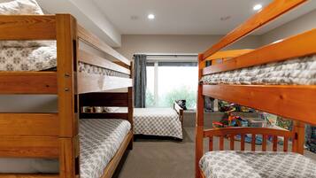 Sunrise Family Suite | Individually decorated, individually furnished, free WiFi, bed sheets