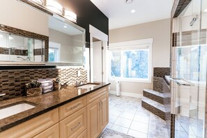 Horizon Suite | Bathroom | Hair dryer, towels, soap, shampoo - Blue Horizon Mountain Retreat B&B  (Shawnigan Lake)