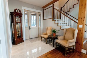 Interior entrance - Blue Horizon Mountain Retreat B&B  (Shawnigan Lake)