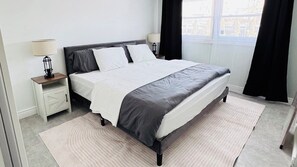 Room - Perfect modern 3-bedroom house Near Chicago • Fireplace & Yard (Schaumburg)