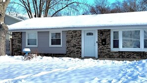 Exterior - Perfect modern 3-bedroom house Near Chicago • Fireplace & Yard (Schaumburg)