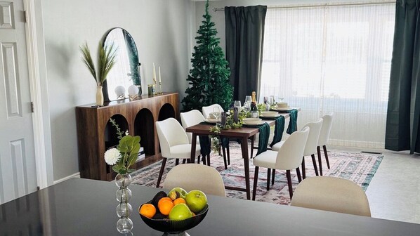 Dining - Perfect modern 3-bedroom house Near Chicago • Fireplace & Yard (Schaumburg)