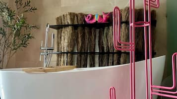 Deluxe Suite, Balcony, City View | Bathroom | Hair dryer, towels, soap, shampoo