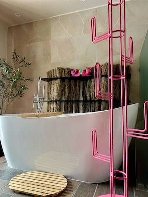 Suite Deluxe, balcón, vistas a la ciudad | Baño | Secador de pelo, toallas, jabón y champú