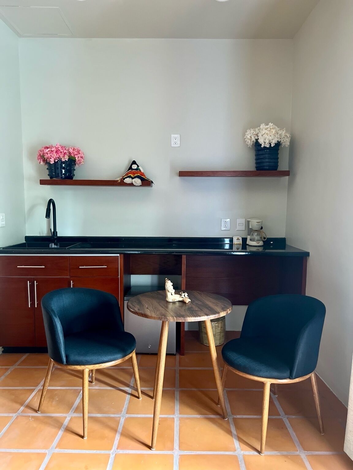 Deluxe Suite, Balcony, City View | Private kitchen