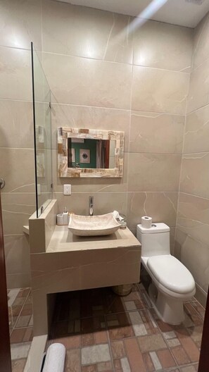 Habitación doble superior, balcón, vista a la ciudad | Baño | Secadora de cabello, toallas, jabón, shampoo