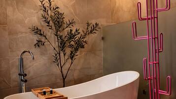 Deluxe Studio Suite, Balcony, City View | Private spa tub