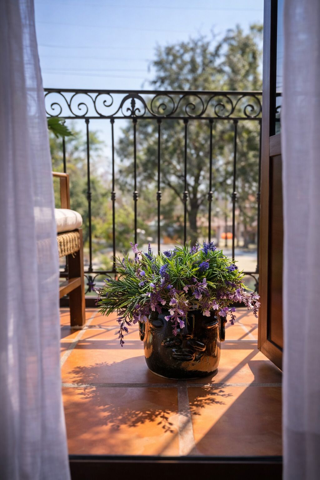 Habitación superior, balcón, vista a la ciudad | Vista al jardín