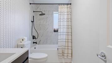 Banheira de hidromassagem, secador de cabelo, bidê, toalhas de banho