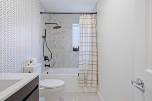 Banheira de hidromassagem, secador de cabelo, bidê, toalhas de banho