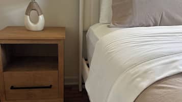 Een strijkplank/strijkijzer, internet, beddengoed