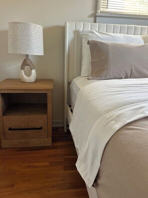 Tabla de planchar con plancha, Internet, ropa de cama