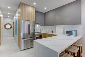 Réfrigérateur, four à micro-ondes, un four, surface de cuisson