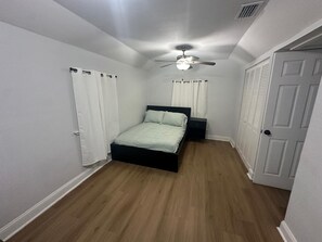 WiFi, bed sheets - Little Bay Breeze House (Ruskin)