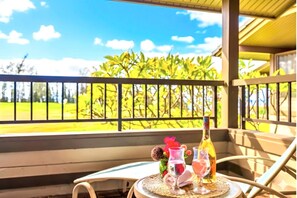 Ein Balkon mit Tisch für zwei Personen, ausgestattet mit zwei Getränken und einer kleinen Dekoration.