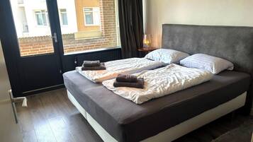 1 bedroom, desk, internet