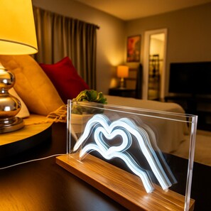 セーフティボックス (室内)、デスク、アイロン / アイロン台、WiFi (無料)