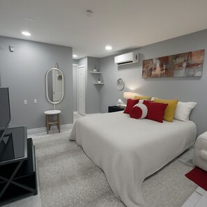 In-room safe, desk, iron/ironing board, free WiFi - KM Apartment (Port Richey)