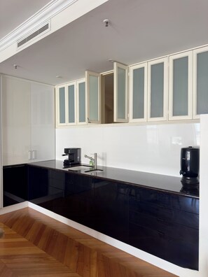 Microwave, oven, stovetop, dishwasher - Kings Retreat on King Street (Perth)