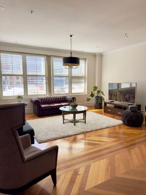 Living area - Kings Retreat on King Street (Perth)