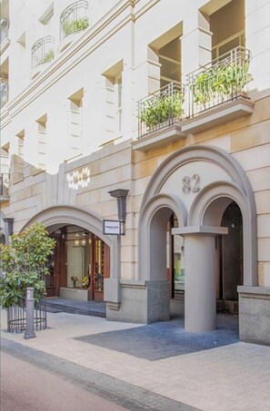 Exterior detail - Kings Retreat on King Street (Perth)