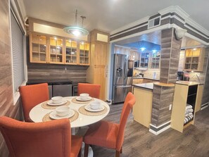 Dining - Cozy, tasteful 2bd 2ba condo in beautiful Tempe walking distance to ASU & Mill (Tempe)