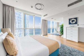 Tabla de planchar con plancha, cuna de viaje, wifi y ropa de cama 