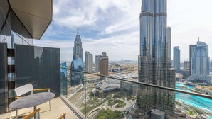 Un edificio alto con un balcón de vidrio que da a una vista panorámica de la ciudad.
