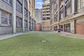 المنطقة المحيطة بالمنشأة