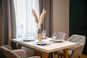 Dining - Qstay Gratus Tbilisi Deluxe 2BR with Balcony (T'bilisi)