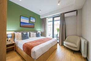 2 bedrooms, iron/ironing board, WiFi, bed sheets - Qstay Gratus Tbilisi Deluxe 2BR with Balcony (T'bilisi)