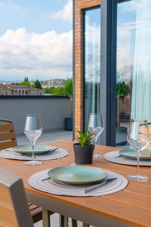 Outdoor dining - Penthouse Studio Suite with Kitchen (T'bilisi)