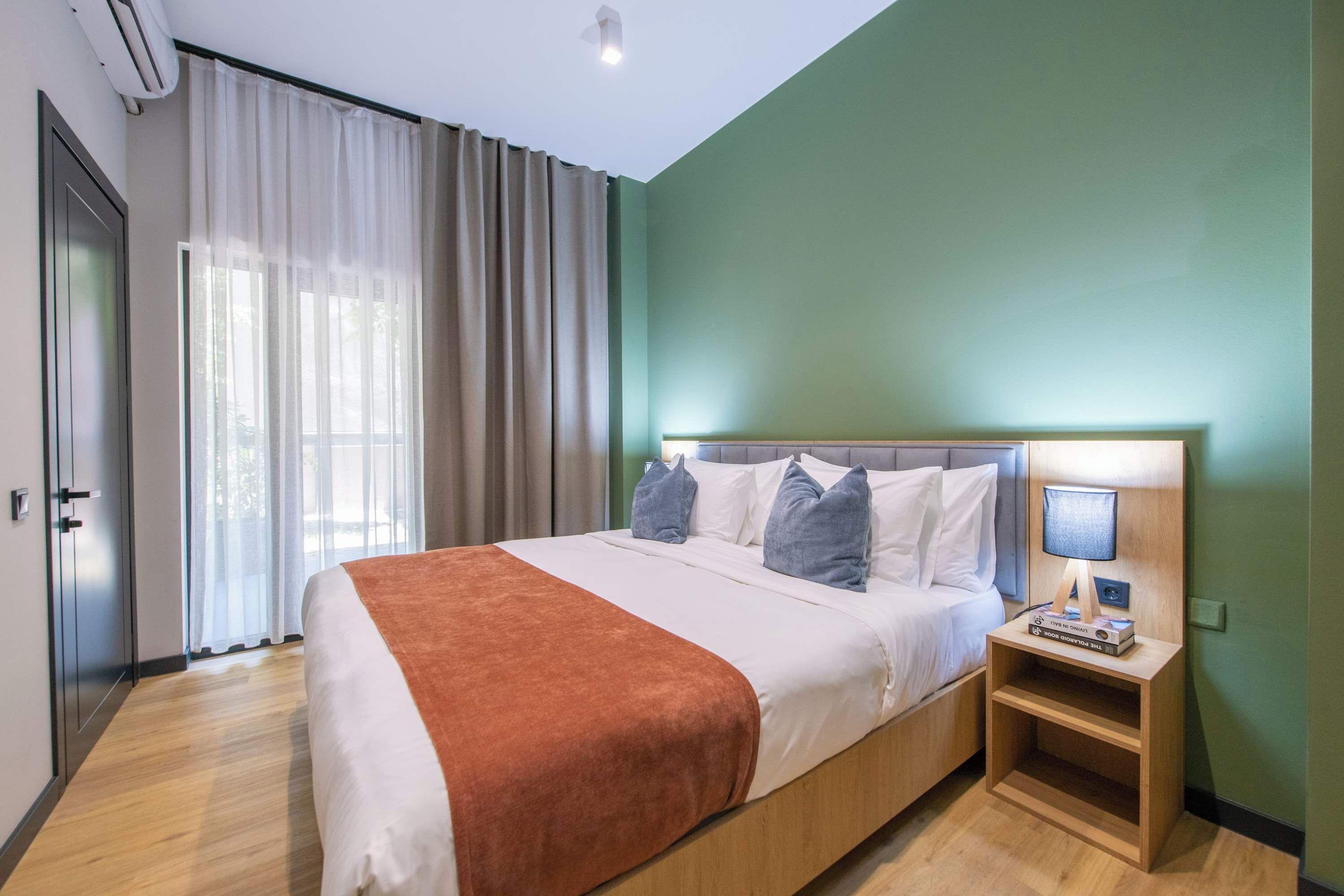 Desk, iron/ironing board, WiFi, bed sheets