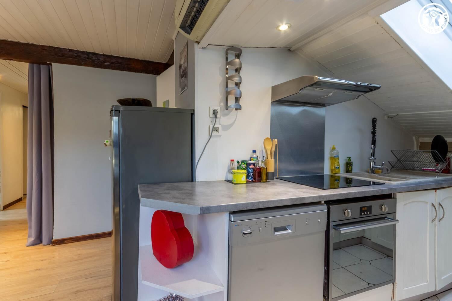 Frigorífico, microondas, horno y placa de cocina