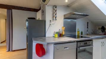 Frigorífico, microondas, horno y placa de cocina