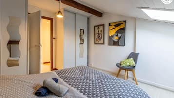 Tabla de planchar con plancha, wifi gratis, ropa de cama