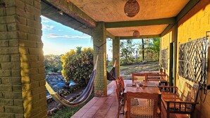 Outdoor dining - 4 Amigos - Seaview Room OLITA, 5 min to the beach, pool, private bathroom (El Zonte)