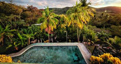 4 Amigos - Seaview Room OLITA, 5 min to the beach, pool, private bathroom