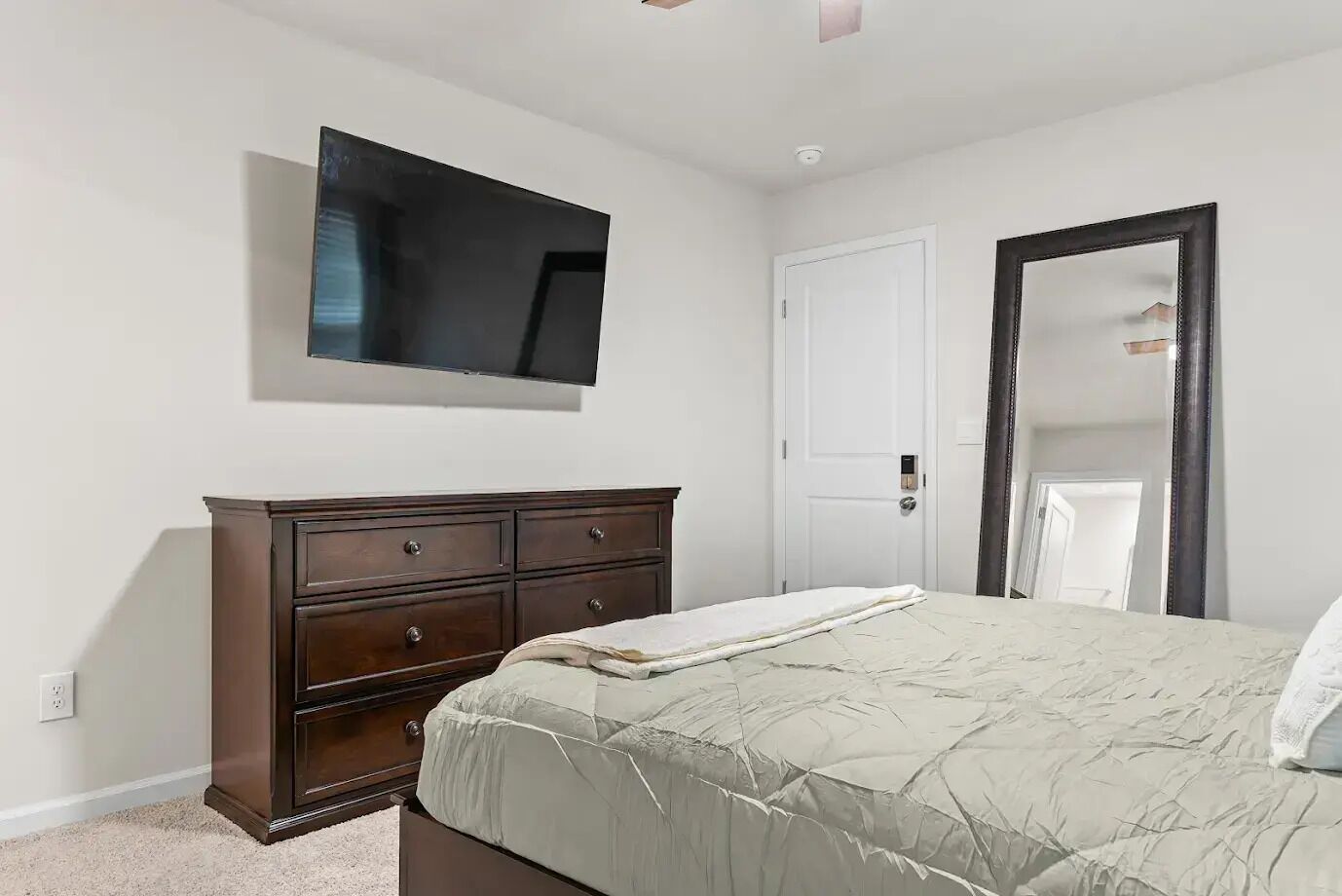 Planxa i posts de planxar, wifi i roba de llit 