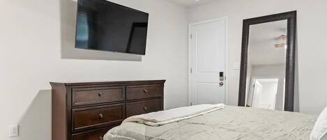 Planxa i posts de planxar, wifi i roba de llit